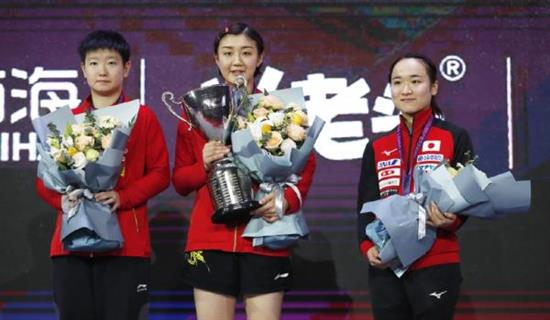 孙颖莎、陈梦和伊藤美诚登上领奖台。